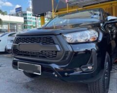 Toyota Hilux 2021+ Uyumlu Yedek Parça Panjur Gri Logolu