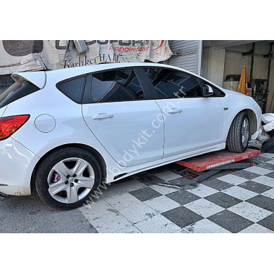 Opel Astra J Uyumlu Yedek Parça Delikli Marşpiyel
